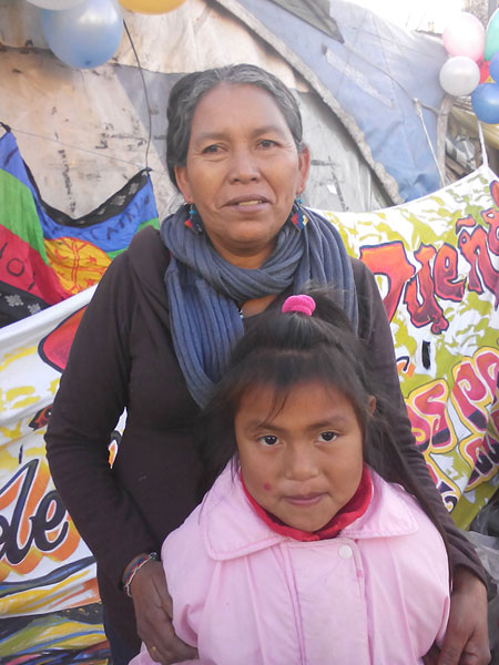 a, Amanda Sijat, con su nieta.