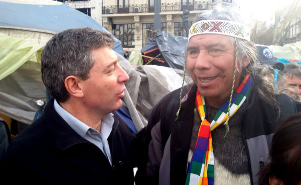 Juan Carlos  Giordano solidarizándose con Félix Díaz en la conferencia de prensa que brindaron este martes 25 