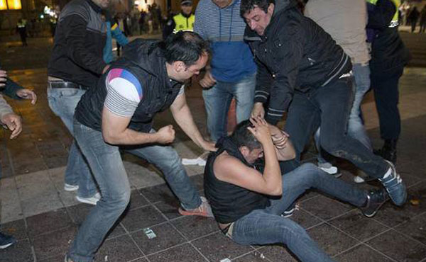 Policias de civil en plena represión