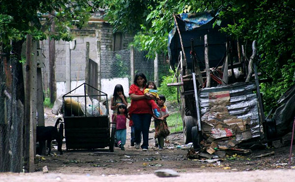 Los candidatos patronales se valen de la pobreza para el peor de los clientelismos