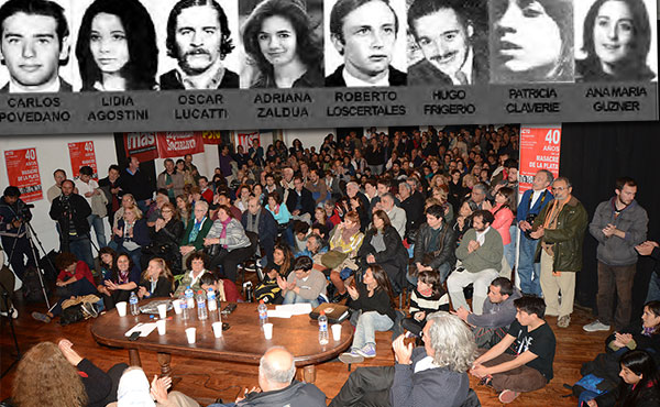 Imagen de los ocho compañeros reproducida del afiche de la Comisión convocante al acto - Vista del acto