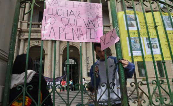 Hace casi un mes, cientos de estudiantes de colegios secundarios volvimos a las calles en defensa de la educación pública. 