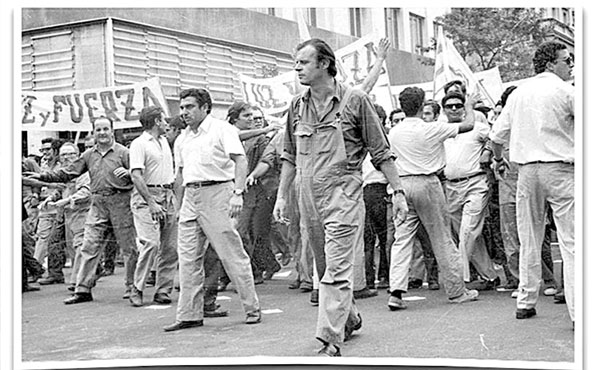 Agustín Tosco al frente de una de las tantas marchas de su gremio
