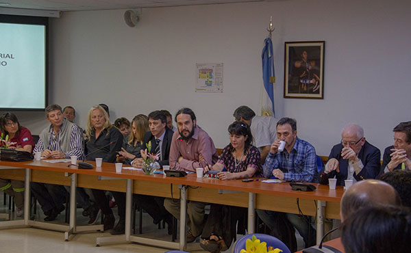 Familiares de las víctimas agrupados en la querella patrocinada por Leonardo Menghini, junto a dirigentes ferroviarios y diputados y dirigentes del Frente de Izquierda