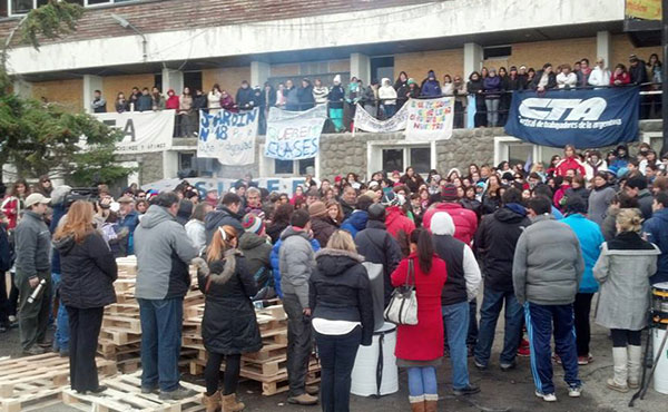 El 4 de noviembre serán llevados a juicio 17 docentes y 18 trabajadores camioneros por la lucha que dieron en 2013 por aumento de salario y contra el vaciamiento de la caja jubilatoria provincial.