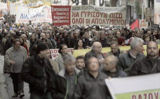 La confederación de sindicatos del sector privado de Grecia, GSEE, convocó a una huelga general de 24 horas para el próximo 12 de noviembre en protesta contra las medidas acordadas con los acreedores, que prevén la “liberalización” del mercado laboral a cambio de los fondos del tercer rescate. 