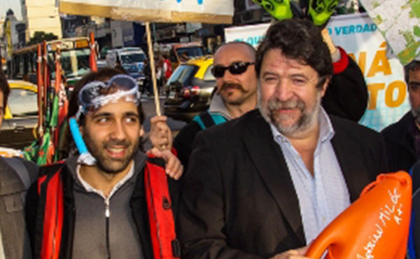 Con el eslogan “No da lo mismo”, algunas organizaciones rechazan el voto en blanco que propicia el FIT y llaman a votar por Scioli