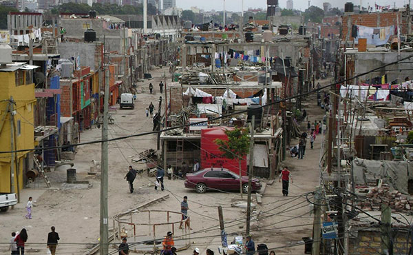 Las villas miseria contrastan con los edificios de lujo en plena Capital