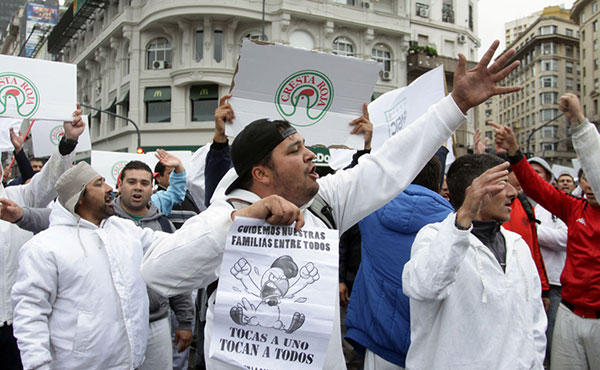 Se cumple un mes con las plantas cerradas. Toda la cadena de producción está paralizada y pueblos enteros sin poder trabajar. Esta quincena aún no pagaron el sueldo. La situación es crítica.