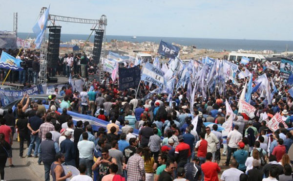 Trabajadores petroleros nucleados en su sindicato, Petroleros Privados, se movilizaron el 14 de enero en defensa de los puestos de trabajo, anunciando el posible conflicto si comienzan los despidos en Santa Cruz.
