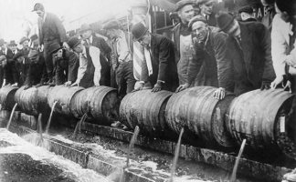 En el mes de enero de 1920 se puso en práctica la prohibición de fabricar y distribuir bebidas alcohólicas en todo el territorio de Estados Unidos. Fue un completo fracaso con nefastas consecuencias.