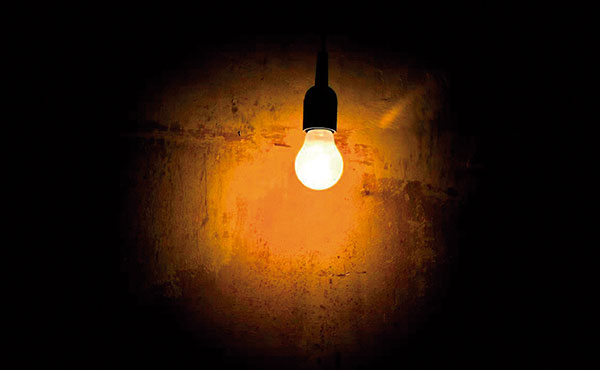 El gobierno nacional acaba de aplicar un brutal tarifazo en la luz. Las subas van, según el consumo, del 500 al 700%. ¡Una barbaridad!