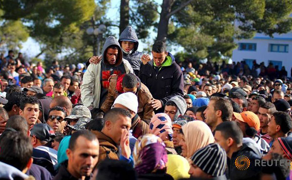 Asamblea popular frente a la alcaldía en Kasserine, ciudad donde se suicidó el joven Ridha Yahyaoui y fue epicentro de las protestas
