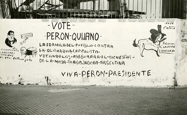 Paredón con las pintadas de tiza y carbón