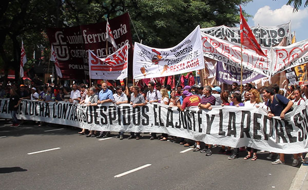 Cabecera de la columna del sindicalismo combativo cuyas organizaciones estaban preparando el  encuentro del 5 de marzo en Racing, acompañando la marcha de ATE del pasado 24 de febrero.