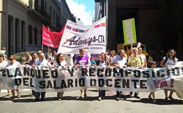Los docentes de Santa Cruz, Neuquén, Tierra del Fuego, Misiones, Catamarca, Chubut, Entre Ríos, Santiago, Chaco, Tucumán y de grandes provincias como Córdoba, Santa Fe y Mendoza, estuvieron de paro y movilizaciones.
