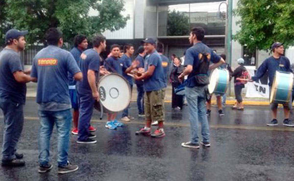 Los despedidos junto con los obreros que se encuentran de paro llevan adelante cortes en Avenida Mitre y el bloqueo de los portones de la planta.