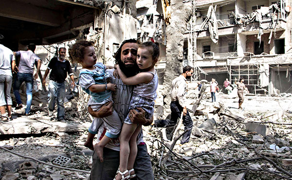 El pueblo sirio, que desde hace cinco años es martirizado con barriles explosivos, bombardeos, armas químicas, detenciones y torturas masivas, asedios de hambre a manos de las fuerzas del régimen de Bashar Al Assad y sus aliados.