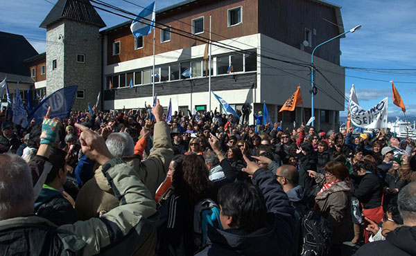 En Tierra del Fuego los estatales ya llevan 15 días de paro y distintas jornadas de lucha. Vaya todo nuestro apoyo.