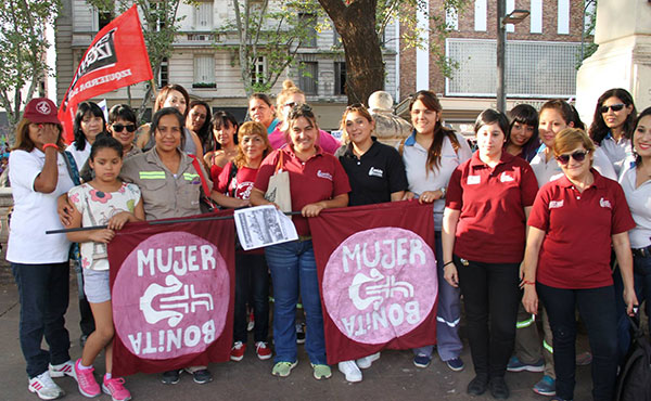 La agrupación "Mujer bonita es la que lucha" de las mujeres de la Lista Bordó del ferrocarril Sarmiento participó con más de 50 compañeras en la marcha del 8 de marzo