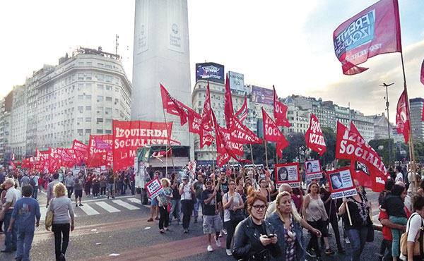Gran columna de Izquierda Socialista bordeando el Obelisco hacia Plaza de Mayo