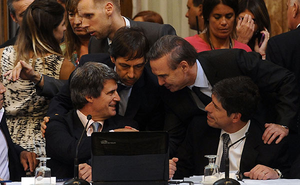 Pichetto y Abal Medina sonrientes junto al entreguista Prat Gay