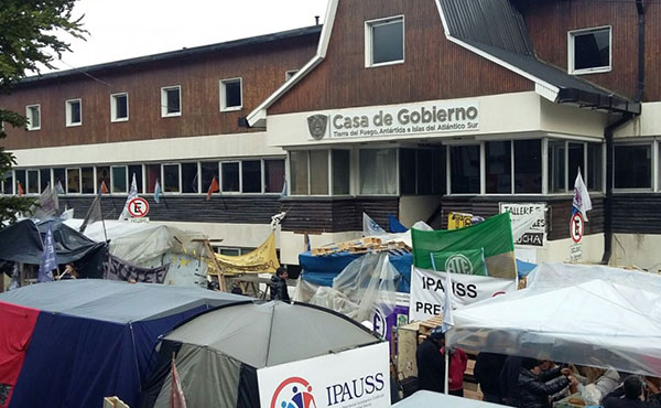 El acampe y bloqueo a la Casa de Gobierno provincial.