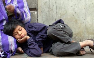 El Observatorio de la Deuda Social Argentina de la Universidad Católica Argentina (UCA) informó que la pobreza aumentó del 29% al 34,5%, es decir uno de cada tres habitantes es pobre.