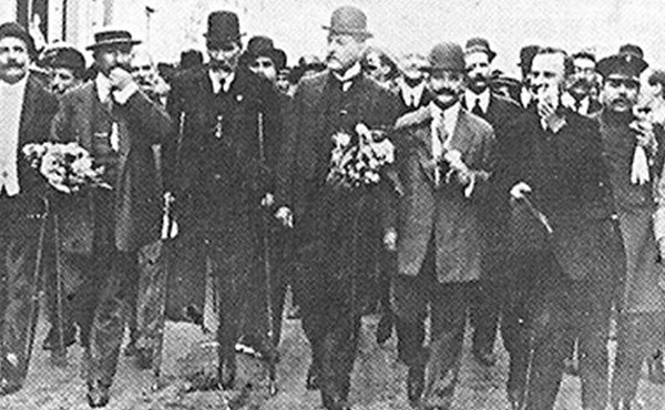 Hipólito Yrigoyen, acompañado por periodistas, camino a asumir el gobierno