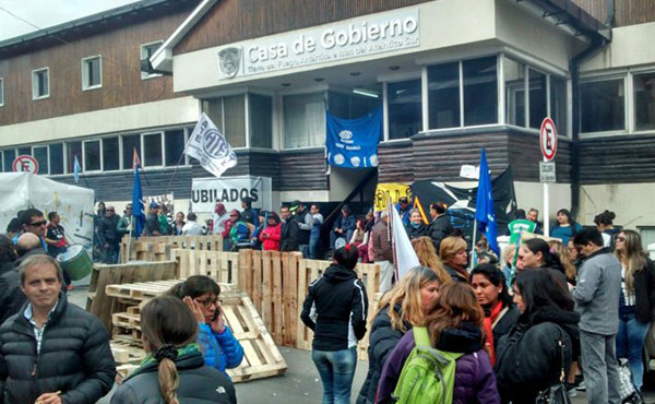 Acampe frente a la Casa de Gobierno provincial en Ushuaia