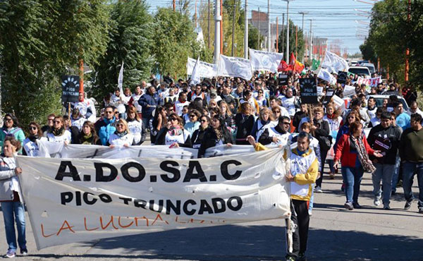 En Santa Cruz hay masivas marchas contra la miseria salarial de Alicia Kirchner
