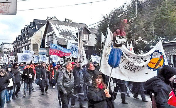 La lucha ya lleva 56 días. Trabajadoras, trabajadores y jubilados aguerridos con marchas y acampe siguen desafiando el brutal ajuste de la gobernadora K con el apoyo del gobierno de Macri.