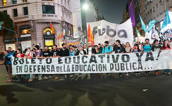 Movilización de estudiantes al ministerio de Educación el 21 de abril