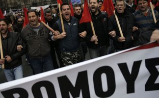 el sindicato del sector público (ADEDY) y el principal del privado (GSEE) así como periodistas y el sindicato de trabajadores del campo hicieron una gran huelga de 48 horas 