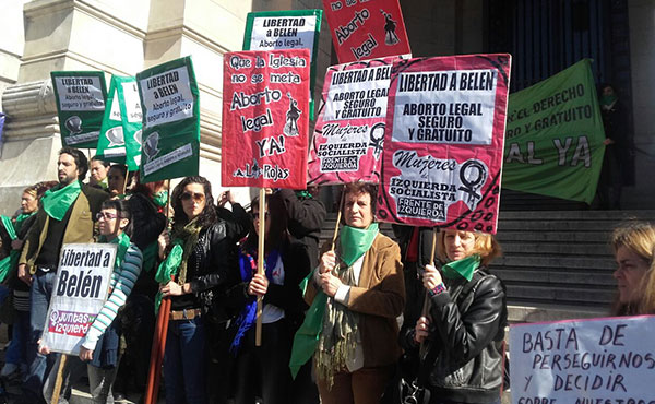 Mujeres de Izquierda Socialista repudiando la condena