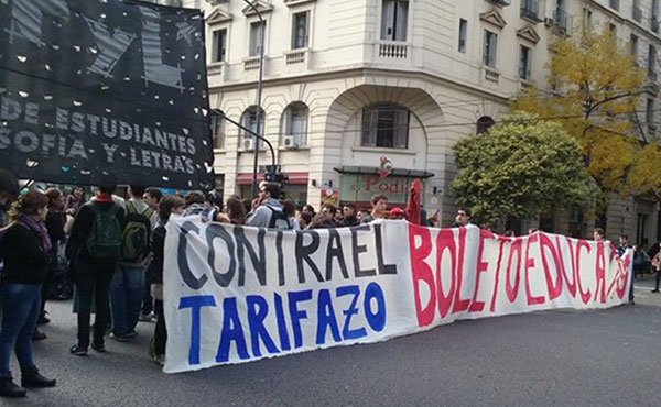Corte de calle de Filosofía y Letras, facultad tomada en el marco de la lucha docente