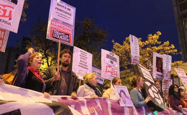 Liliana Olivero y el legislador Ezequiel Peressini encabezando la marcha del viernes 6