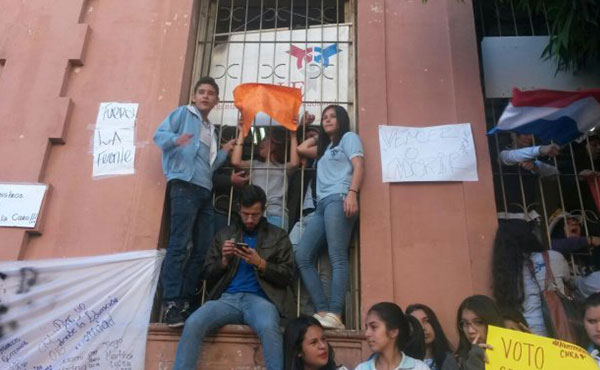 Paraguay: Tomas de colegios fuerzan dimisión de ministra de educación
