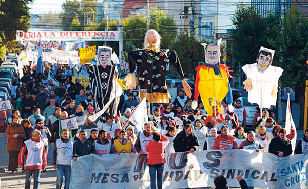 Motorizada por la enorme lucha de los docentes de Adosac, se van plegando diferentes sectores de trabajadores al reclamo contra la inflación, tarifazos y bajos salarios que el gobierno del “kirchnerismo puro” aplica en nuestra provincia.