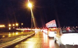 Caravana solidaria recibe en el aeropuerto a la delegación nacional