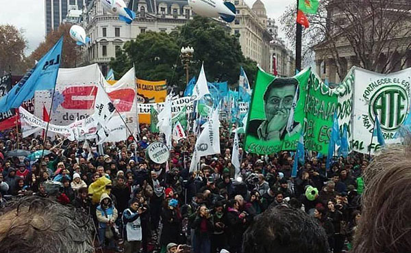 Vista de la Plaza de Mayo en al acto de las CTA