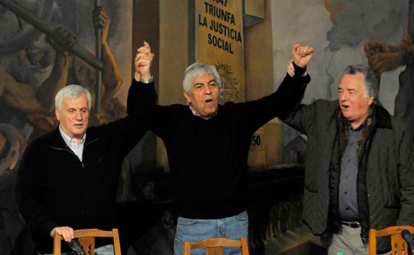 Caló, Moyano y Barrionuevo en patético festejo