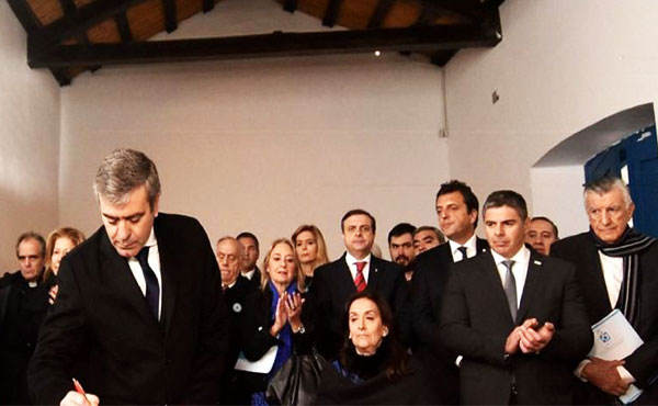 Michetti, Gioja, Massa y la iglesia posan “luchar” contra el ajuste y la corrupción