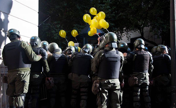 Gendarmería impidió que se acerquen al acto los manifestantes (Apacheta fotos)
