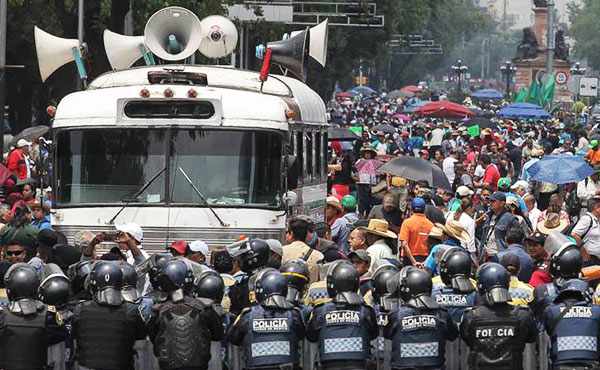 Los docentes luchan contra una ley educativa que facilita la privatización de la enseñanza, ataca la estabilidad laboral y rebaja salarios mediante la “evaluación docente”. 