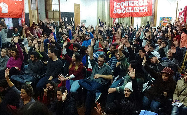 Los jóvenes votando