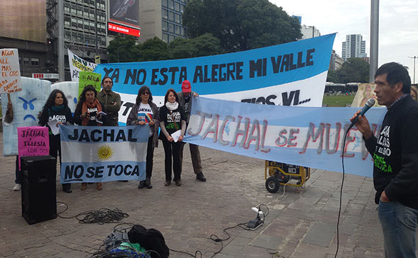 Asambleístas de Jáchal (San Juan) y de otras localidades afectadas por la megaminería contaminante estuvieron en Buenos Aires el pasado miércoles 13 al cumplirse 10 meses del derrame en la mina a cielo abierto Veladero (Barrick Gold).