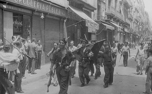 Milicianos desfilando por las calles de Barcelona