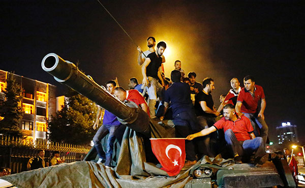 “¡Es momento de defender nuestra libertad del golpismo y del régimen represivo de Erdogan!” señaló el IDP (Partido de la Democracia Obrera)