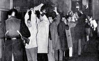 Docentes y estudiantes apaleados por la policía